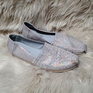 Holographic leopard Toms